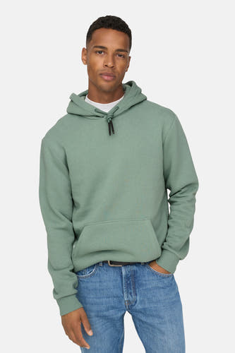 Pull-over vert de ONLY & SONS, capoté avec un T-shirt blanc et des jeans bleus.