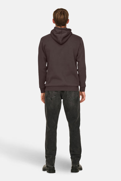 Pull-over marron avec capuche ONLY & SONS®, associé à un pantalon de jeans foncé et des chaussures noires.