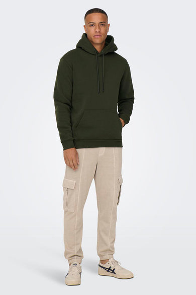 Sweat vert à capuchon ONLY & SONS, avec cordon de serrage et poche kangourou, porté avec un pantalon cargo et des baskets.