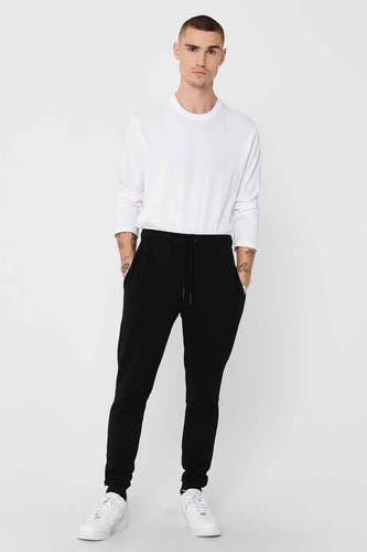 Short de jogging ONLY ONLY ONLY & SONS port port port un un shirt shirt shirt longues et des chaussures blanches.