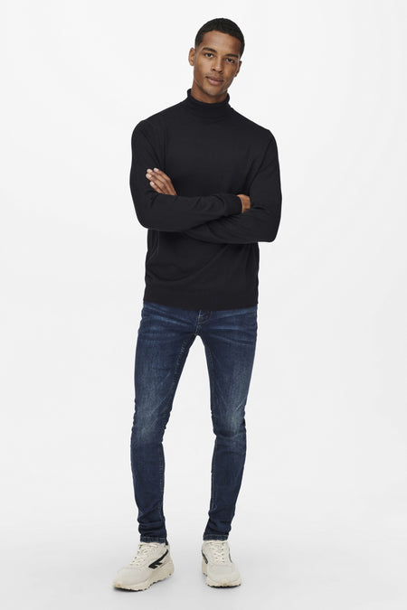 Collier noir ONLY & SONS, associé à des jeans bleu marine et des baskets blanches.