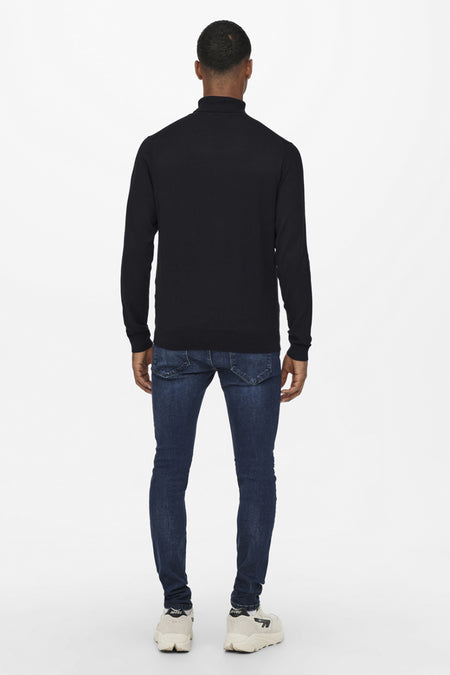 Veste noire ONLY & SONS®, vue de dos, associée à des jeans foncés et des baskets blanches.