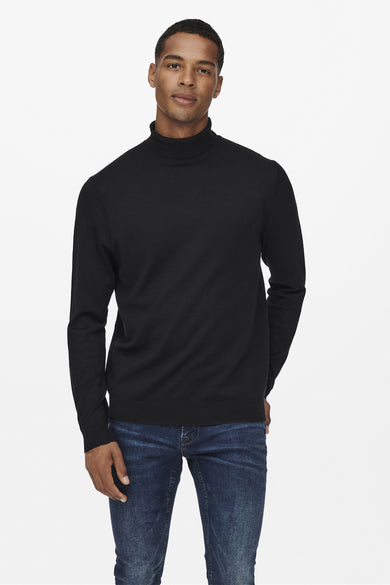 Manteau coltrui noir de ONLY & SONS, porté avec un jean bleu marine.