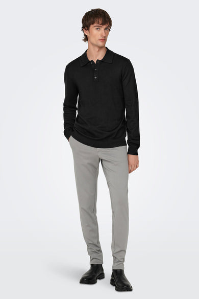 Pull-over noir ONLY & SONS®, à manches longues, combiné avec un pantalon gris et des bottes noires.