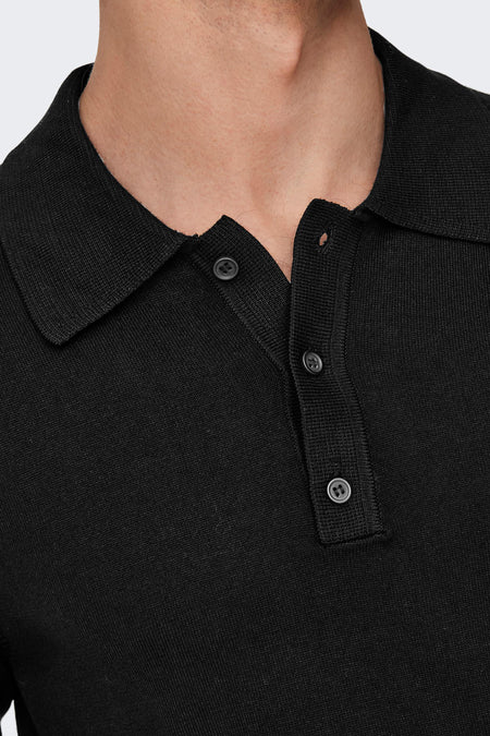 Pull-over noir d'ONLY & SONS, gros plan du col et des boutons.