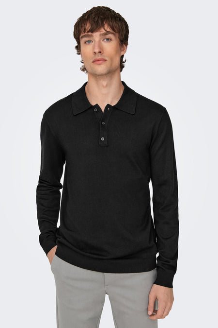 Pull-over noir d'ONLY & SONS, avec manches longues et pantalon gris.