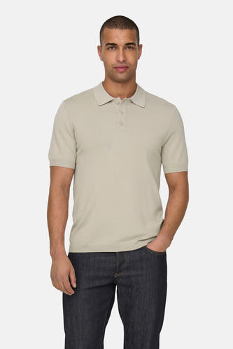 Sweat beige ONLY & SONS, porté avec des jeans foncés, avec une coupe décontractée.