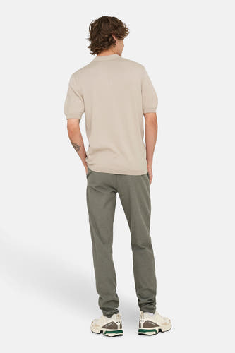 Pull beige ONLY & SONS à manches courtes, associé à un pantalon vert et des baskets crème.