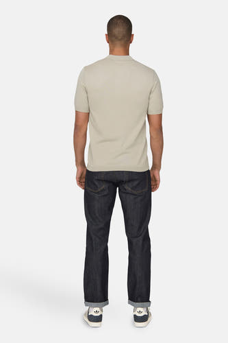 Gilet beige de ONLY & SONS®, avec des manches courtes et un col polo classique sur un fond uni.