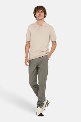 Pull beige ONLY & SONS®, à manches courtes, porté avec un pantalon gris et des baskets blanches.