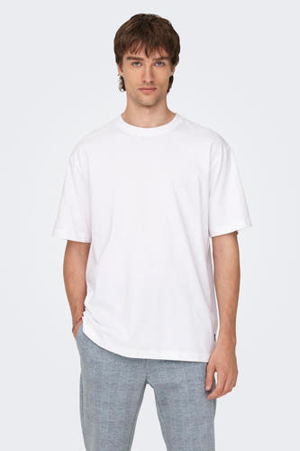 T-shirt blanc d'ONLY & SONS, dos, associé à un pantalon gris chiné et des baskets blanches.