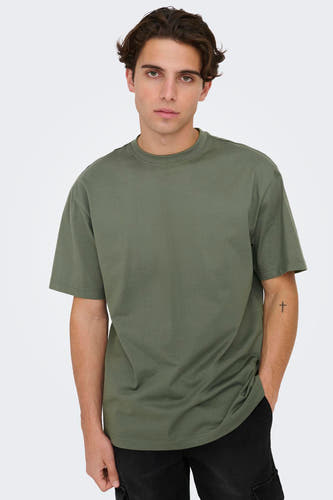 T-shirt vert avec manches courtes de ONLY & SONS®, porté avec un pantalon noir.
