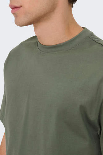 T-shirt vert avec manches courtes de ONLY & SONS, design uni, partie d'un ensemble de vêtements pour hommes.