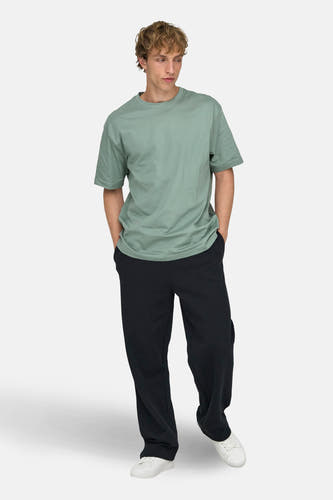 T-shirt vert d'ONLY & SONS®, couleur unie avec encolure ronde, coupe décontractée et manches courtes.