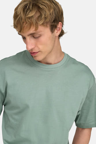 Groen T-shirt van ONLY & SONS®, effen kleur met ronde hals, losse pasvorm en korte mouwen.