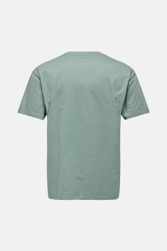 T-shirt vert de ONLY & SONS®, vu de derrière, avec un design uni et des manches courtes.