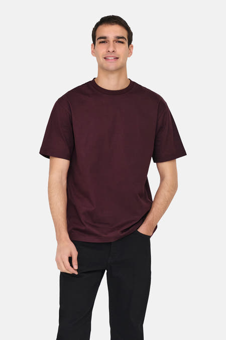 T-shirt Bordeaux à manches courtes de ONLY & SONS®, porté avec un pantalon noir.