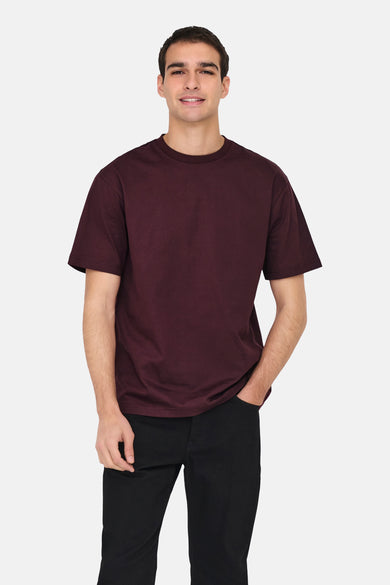 T-shirt Bordeaux à manches courtes de ONLY & SONS®, porté avec un pantalon noir.