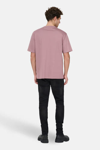 T-shirt rose à manches courtes d'ONLY & SONS, vu de dos, associé à des jeans noirs et des chaussures noires.
