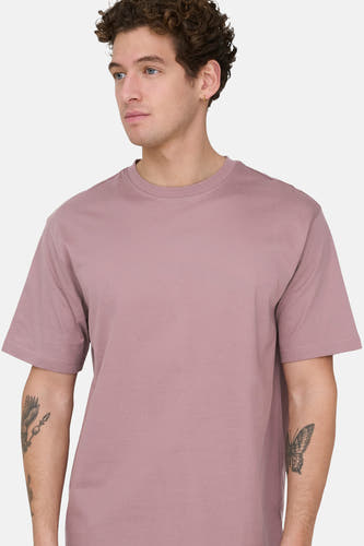 T-shirt rose à manches courtes de ONLY & SONS, avec des tatouages sur les bras.