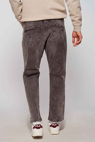 Jean tapered de ONLY & SONS en denim gris foncé, vu de derrière, associé à des chaussettes blanches et des baskets.