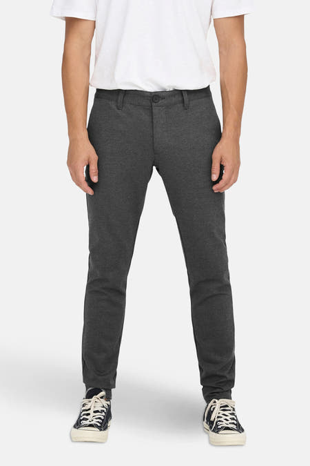 Pantalon gris de ONLY & SONS®, avec un design simple, associé à un t-shirt blanc et des baskets noires.