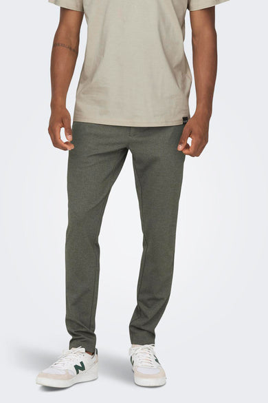Pantalon brun de ONLY & SONS, avec une subtile texture, associé à un t-shirt beige et des baskets blanches.