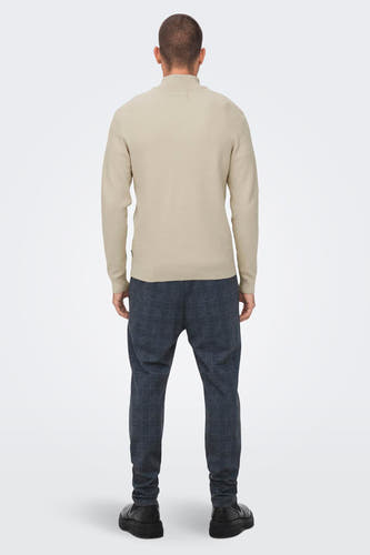 T-shirt à col montant écru de ONLY & SONS®, tricoté en fil, associé à un pantalon rayé et des chaussures noires, vu de dos.
