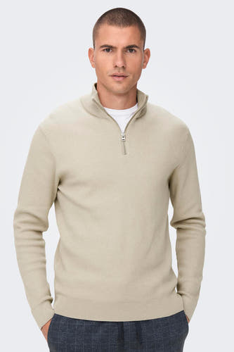 T-shirt écru avec col montant de ONLY & SONS®, avec une fermeture à glissière partielle et une fine structure en côtes.