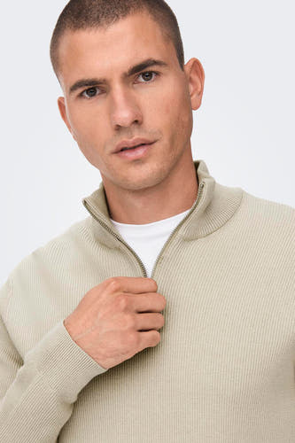 T-shirt écru avec col montant de ONLY & SONS®, gros plan, avec une fermeture éclair et un t-shirt blanc en dessous.