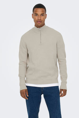 Pull écru de ONLY & SONS avec col montant, à fermeture à glissière semi-ouverte, porté avec un pantalon en cuir et un T-shirt blanc.