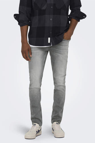 Jean slim fit gris d'ONLY & SONS, avec poche fendue et main dans la poche du pantalon.