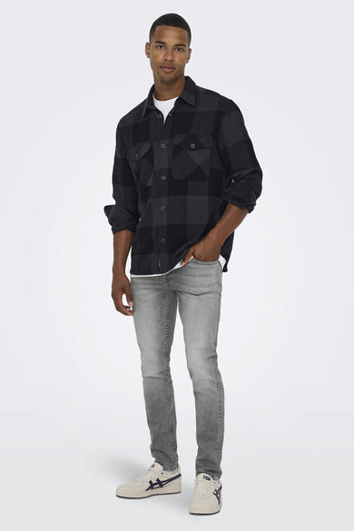 Jean slim fit gris de ONLY & SONS, avec un lavage clair et des détails subtils.