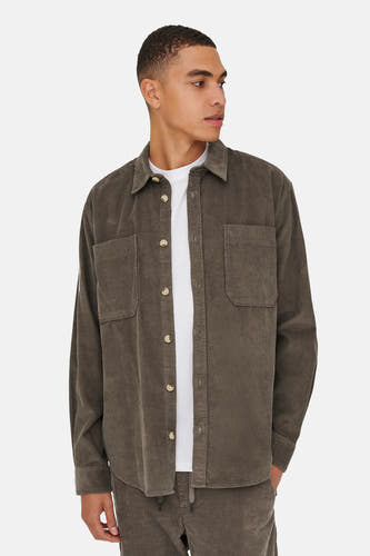 Chemise brune de ONLY & SONS®, à longues manches, poches po poitrine et un t-shirt blanc en dessous.