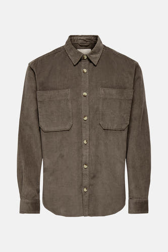 Chemise en corduroy brun ONLY & SONS® à longues manches et deux poches po torse, boutonnée sur le devant.