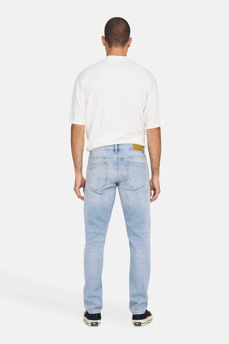 Lichtblauwe straight jeans van ONLY & SONS, met achterzakken en een bruin leren label.