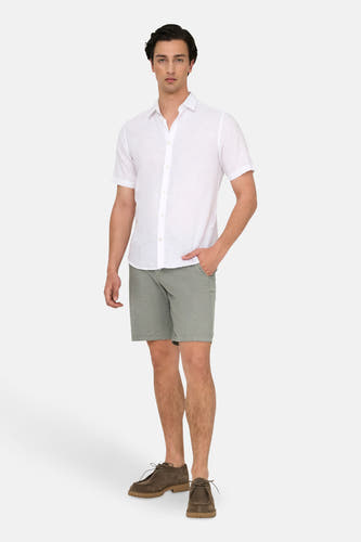 Veste grise d'ONLY & SONS®, associée à une chemise blanche et des chaussures marrons.
