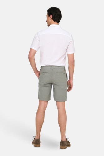 Veste grise d'ONLY & SONS, vue arrière, associée à un chemisier blanc et des chaussures de ville marron.
