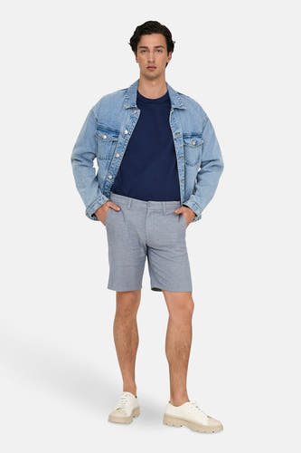Short bleu d'ONLY & SONS, associé à un t-shirt bleu marine et une veste en cuir.