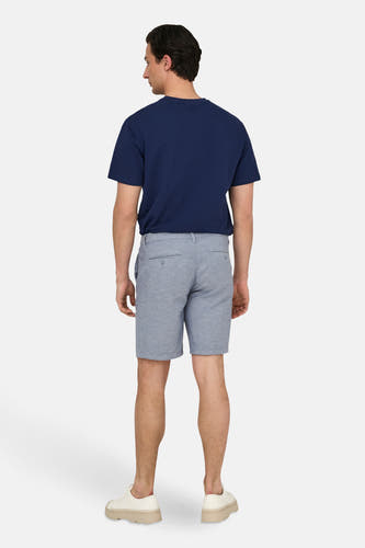 Short bleu d'ONLY & SONS, vu de derrière, avec un t-shirt bleu et des chaussures blanches.