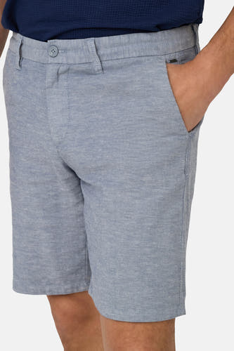Short bleu d'ONLY & SONS, avec la main dans la poche et une légère texture.