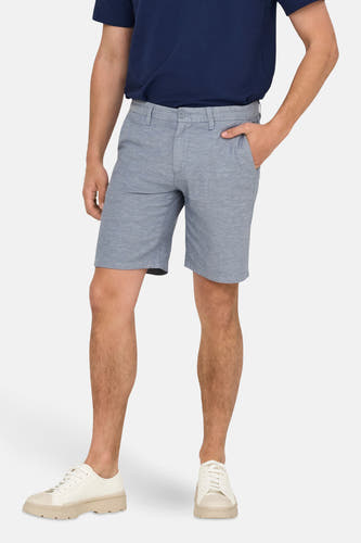 Short bleu d'ONLY & SONS, porté avec un poloshirt bleu marine et des baskets blanches.