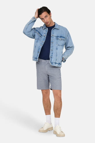 Short bleu d'ONLY & SONS, associé à une veste de travail et un T-shirt bleu marine.