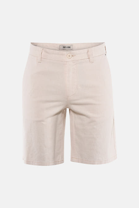 Short écru ONLY & SONS avec fermeture à boutons, passants de ceinture et une fine texture sergée, vue de face.