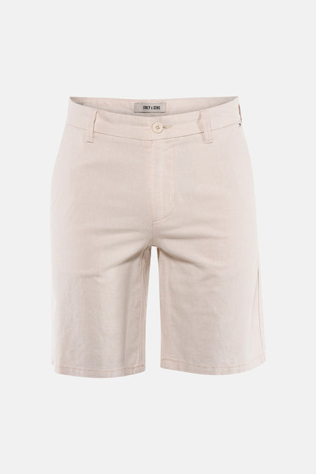 Short écru ONLY & SONS avec fermeture à boutons, passants de ceinture et une fine texture sergée, vue de face.