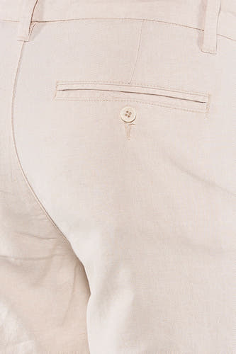 Short écru ONLY & SONS® avec tissage sergé diagonal et une poche arrière à bouton.