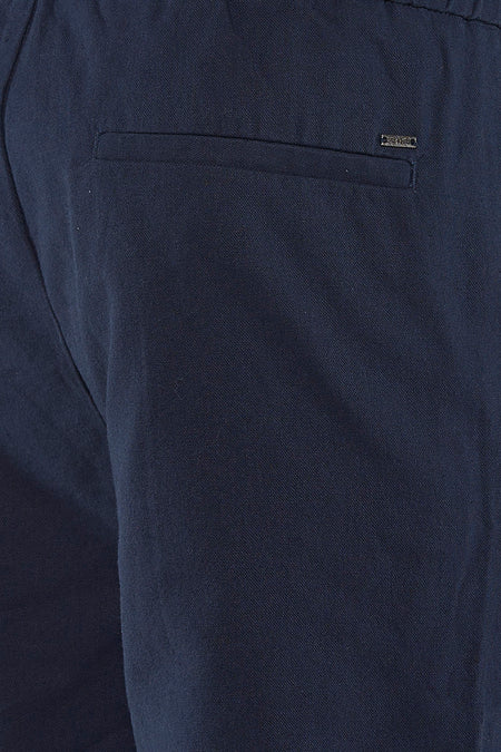 Short bleu ONLY & SONS® en tissu texturé, avec poche passepoilée et étiquette de marque métallique.