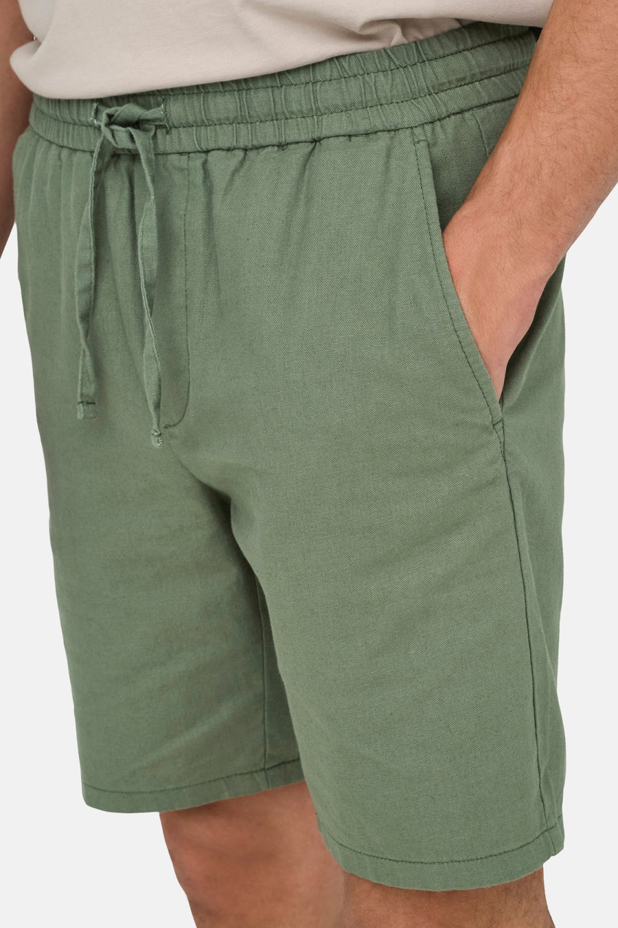 Groene linnen short met trekkoord.