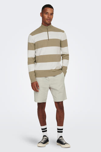 Short gris d'ONLY & SONS, avec des shorts et des sneakers noires avec des chaussettes blanches.