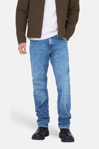 Rechte jeans van midblauw denim van ONLY & SONS®, gecombineerd met een wit T-shirt, bruin jack en zwarte laarzen.
